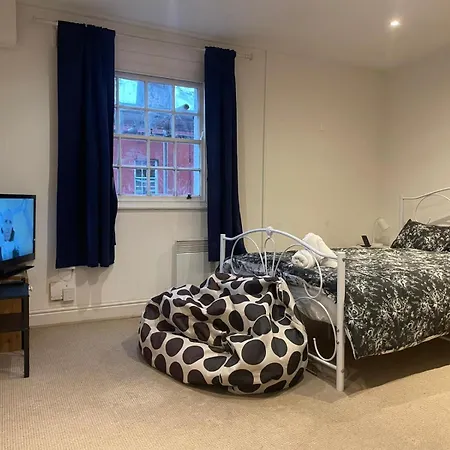 Stylish 1-bed Flat In Trendy Montpelier, *