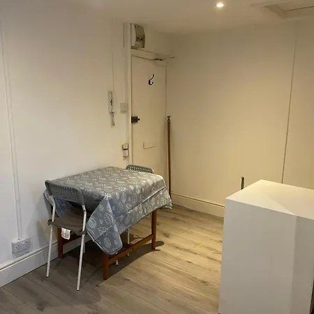 Stylish 1-bed Flat In Trendy Montpelier, Lägenhet